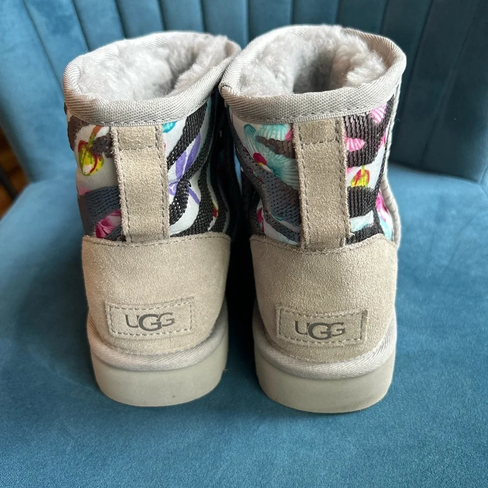 Women’s Classic mini Uggs Size 6